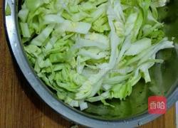 炝炒圆包菜的做法图解1