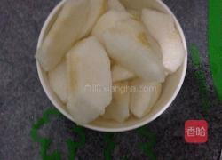 桃胶枸杞雪梨的做法图解1
