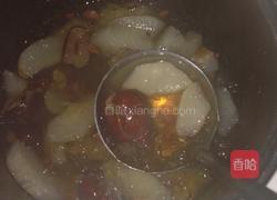 桃胶枸杞雪梨的做法图解3