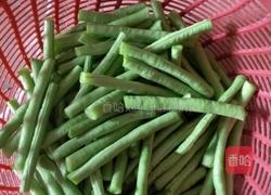 豆角炒肉的做法图解1