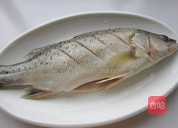 香煎鲈鱼的做法图解1