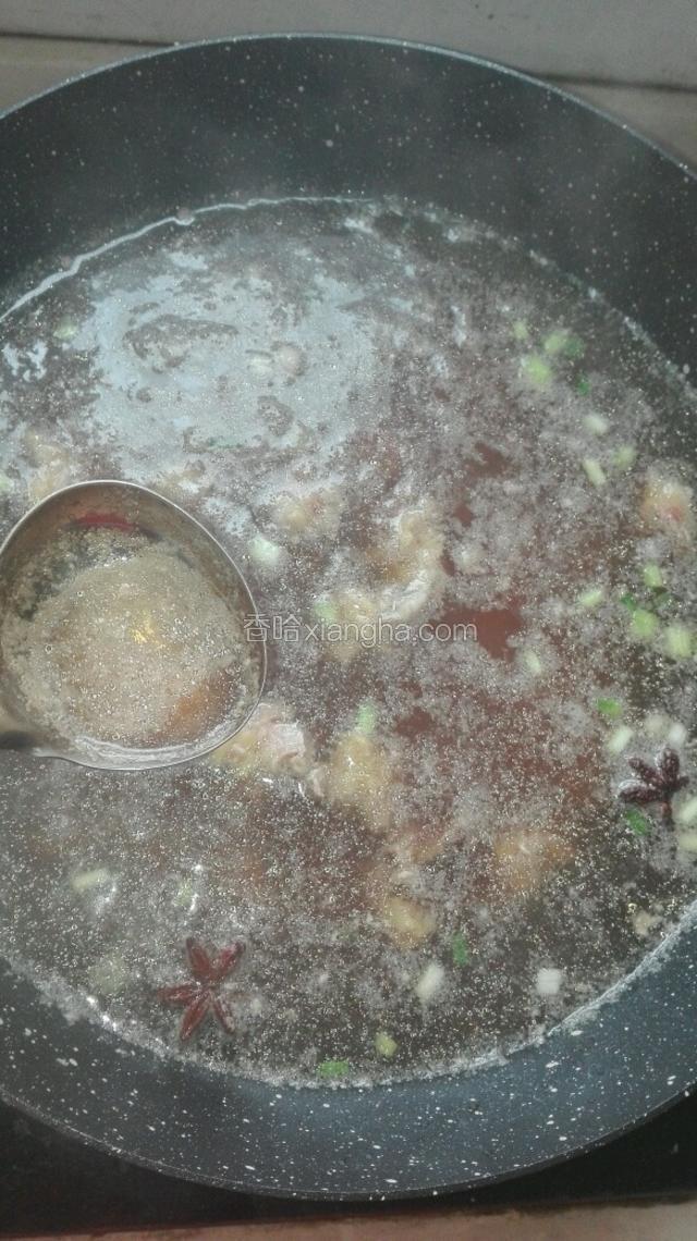 牛肉汤煮开后，用勺子逐一除去面上的浮泡。