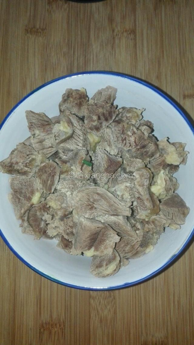 浮泡除完后，将牛肉沥干汤水，盛入碗中，以备待用。