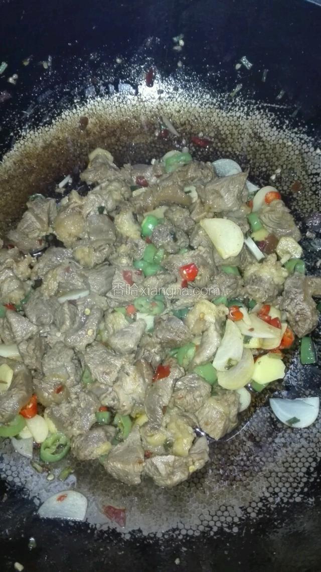 关火前，加入一勺豆瓣酱。