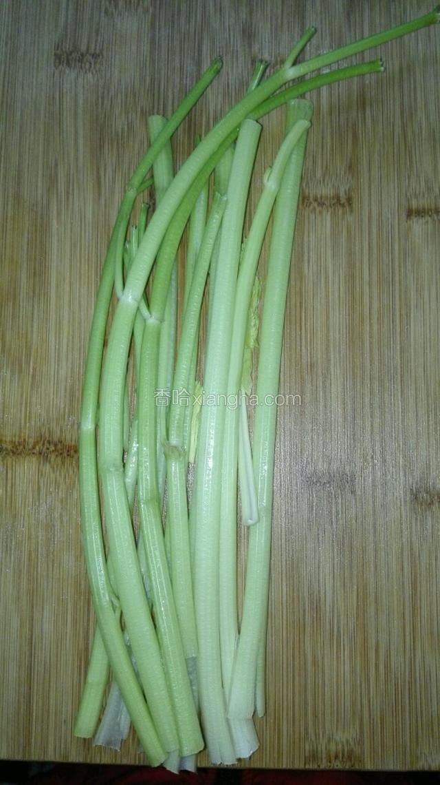 随即将芹菜洗净除掉叶子，切成长条，便于夹食。
