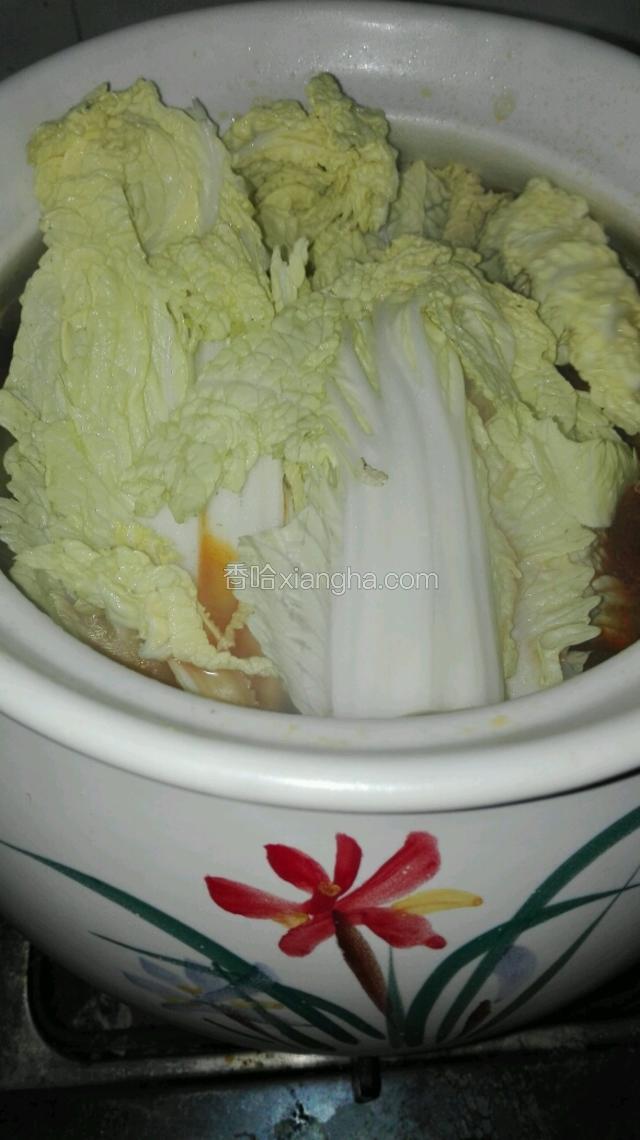 当芹菜煮约3分钟，加入娃娃菜。