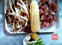 茶树菇玉米龙骨汤的做法图解1