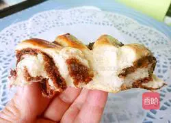 Illustration of making bean paste roll flower bread 23