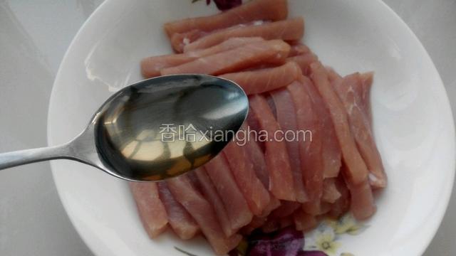 放入一勺料酒，一勺鸡蛋清和少许盐。