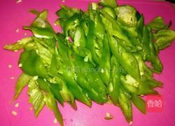 尖椒炒鸡蛋的做法图解1