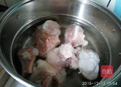 白萝卜棒骨煲的做法图解1