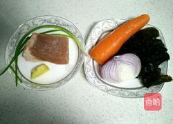 胡萝卜鲜肉饺子的做法图解1