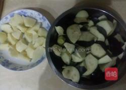 东北版土豆炖茄子的做法图解2