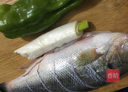 红烧鲈鱼的做法图解2