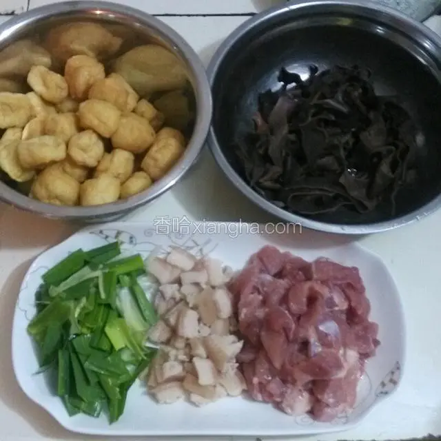 准备好食材，猪肉把肥肉和瘦肉分开切好，瘦肉用少许盐搓下
