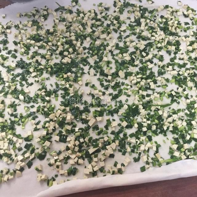 均匀的将韭菜豆腐撒在面皮上