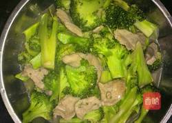 西兰花炒肉片的做法图解6