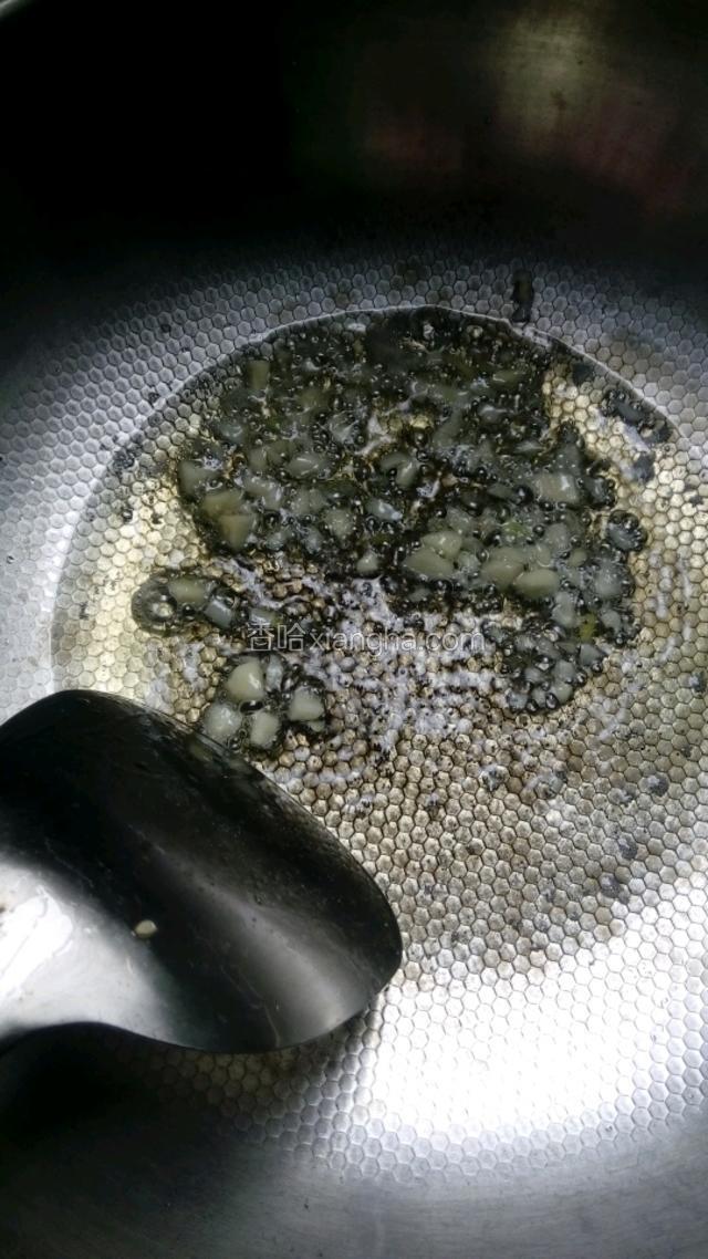 锅里放适量油，炒香大蒜