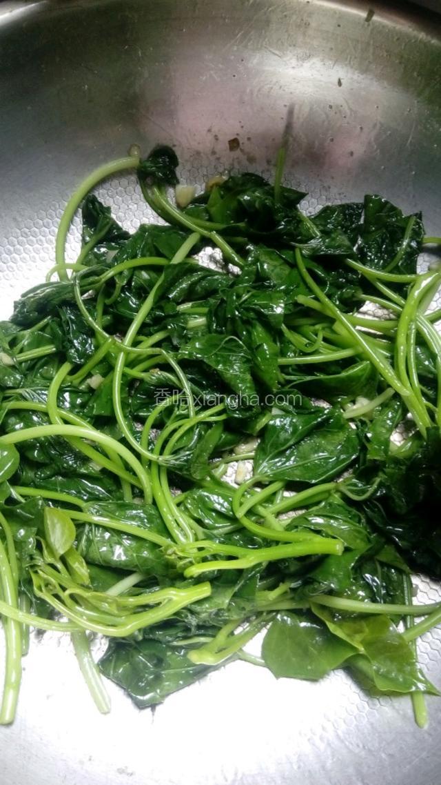 炒致变色，加入1茶匙盐、1茶匙鸡精，炒均出锅