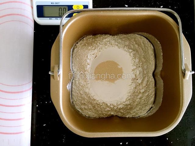 把黄油和肉松之外的材料，按先液体后固体的顺序放入面包桶内，设置两个和面程序进行和面。