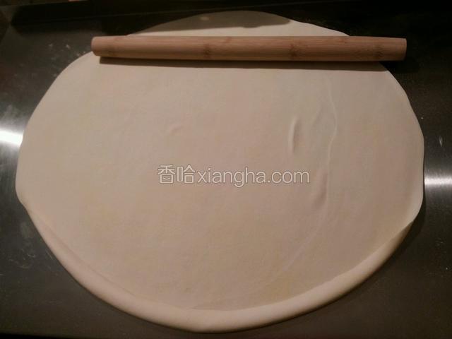 盐水和面擀薄撒玉米面粉防粘