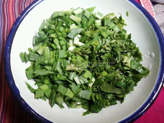 香菜、韭菜切碎