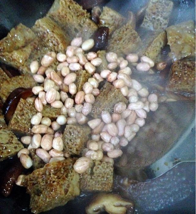 加一点老抽，少许盐，生抽和白糖调味，放入花生米。