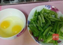青椒炒鸡蛋的做法图解1