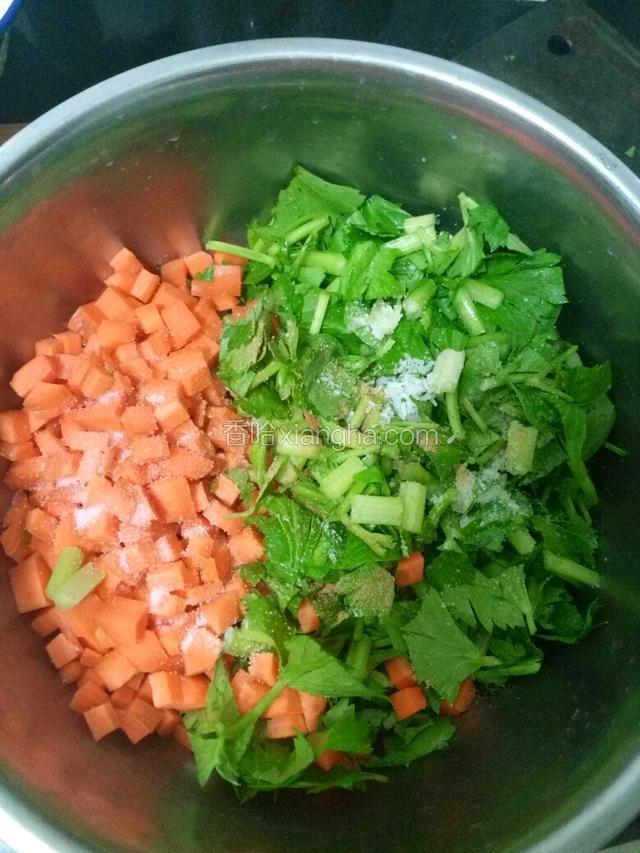 芹菜和胡萝卜切丁，加入盐、味精、酱油、十三香，抓匀入味。
