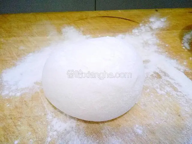 面粉用温水和软点面团，充分松驰一小时