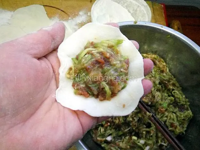 然后包入足量西葫芦馅