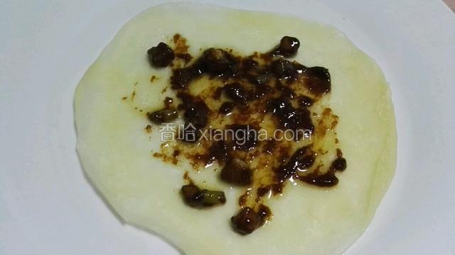 取一张春饼皮，涂抹一层酱