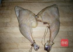 青笋胡萝卜炖腊鸭腿的做法图解1