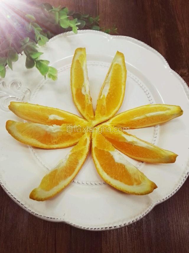 橙切块，不要切断尾部。