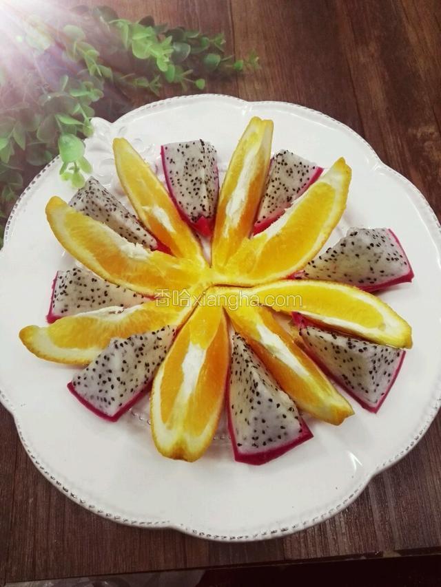 火龙果和橙摆盘。