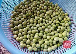 腊肠豌豆饭的做法图解1
