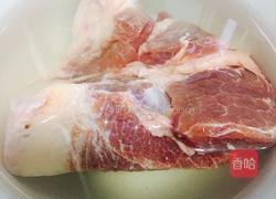 红烧肉炖土豆的做法图解1