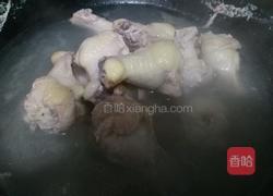 鸡腿炖蘑菇的做法图解1