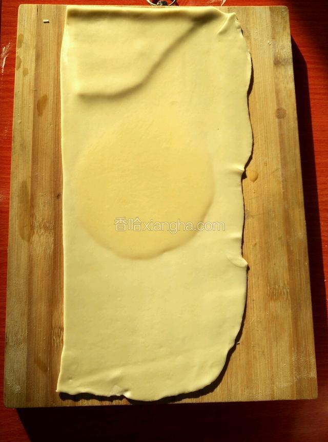 将食用油均匀倒在面皮上