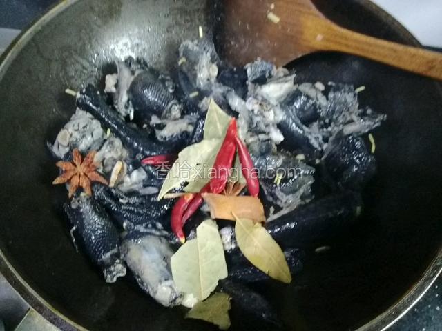 放黄酒，香料，干红椒，胡椒翻炒均匀。