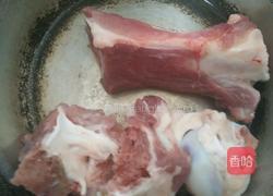 胡萝卜淮山大骨汤的做法图解1