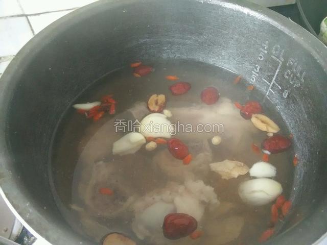 然后把所有的材料放在一起在加入盐煮。