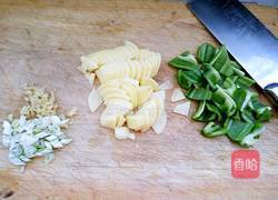 尖椒土豆片的做法图解1