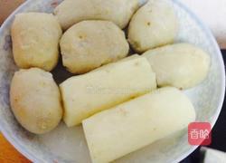 胡萝卜炒芋艿的做法图解1