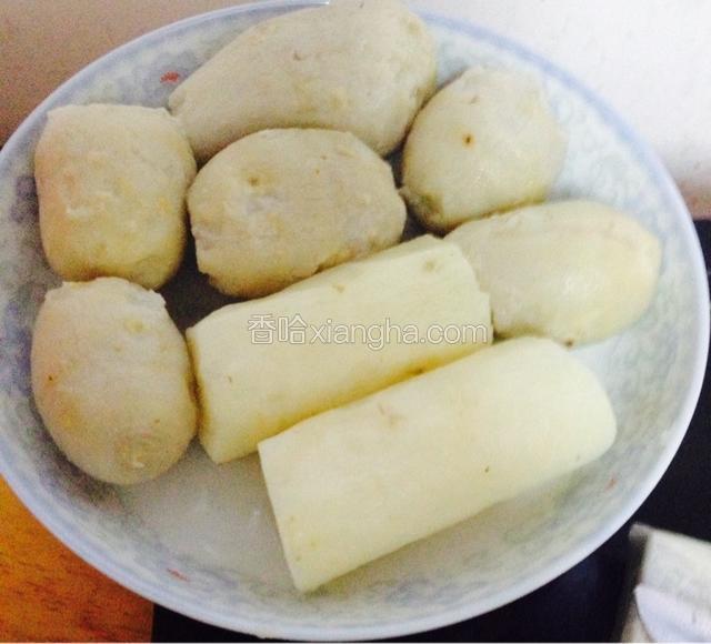 芋艿煮熟，剥皮备用，