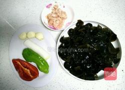 肉末炒木耳的做法图解1