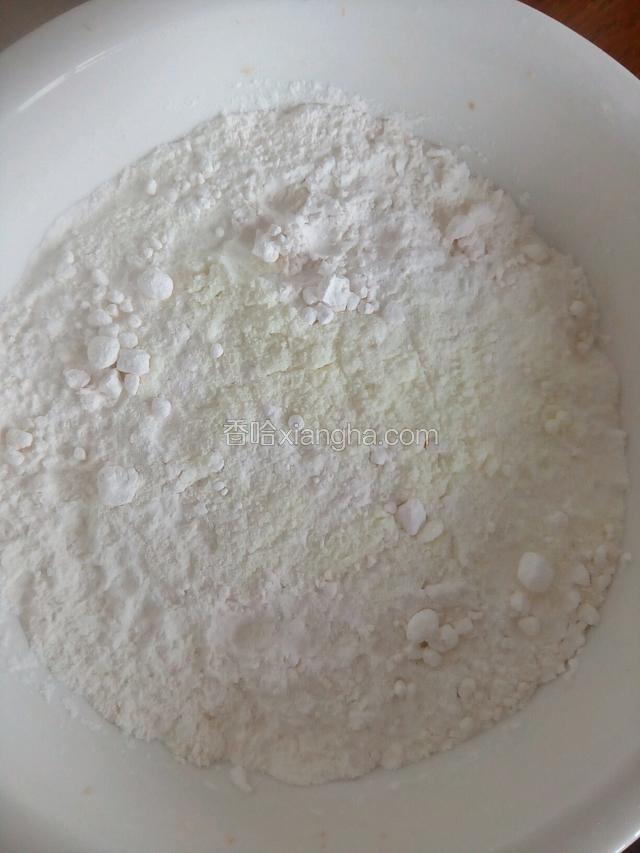 300克面粉加奶粉，用低于35度温水化开酵母，倒入面粉中搅拌成絮状
