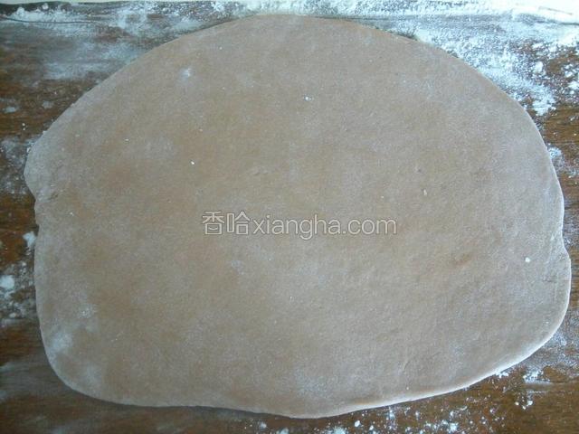 排出空气，奶粉面团和红糖面团揉搓切成剂子，用擀面杖擀成薄饼，红糖薄饼