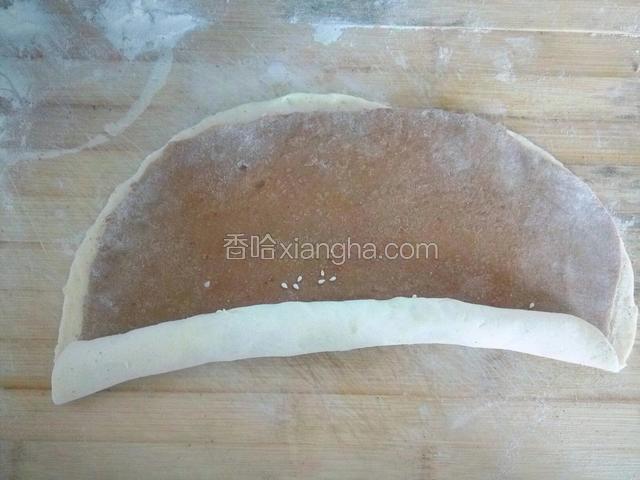 白色放下面，红色放上面，用点力卷紧