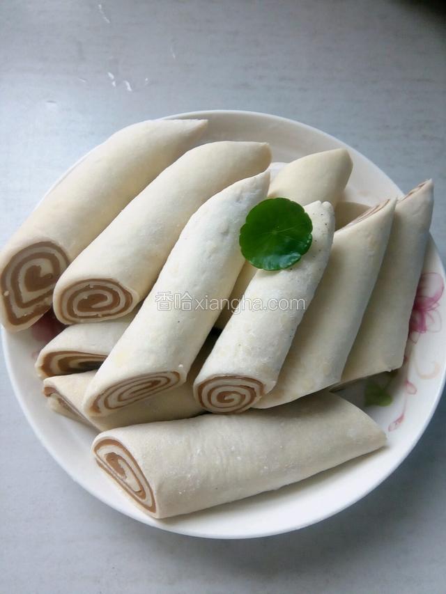 卷好的放入冰箱冷冻一会，方便切薄片，不能冷冻久了切不动